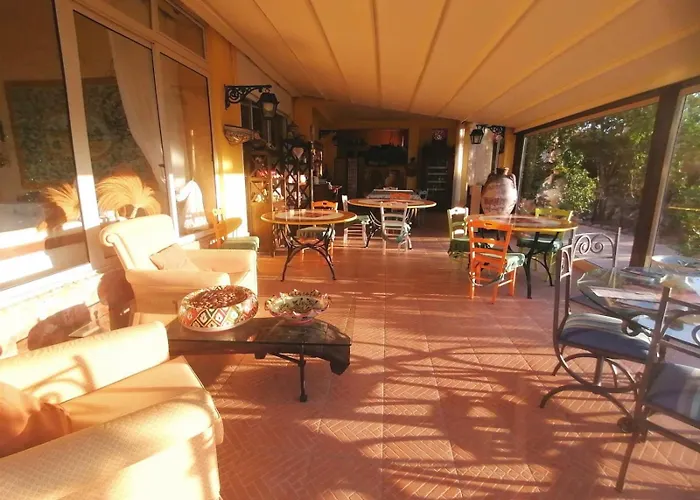 休奇庄园酒店 *